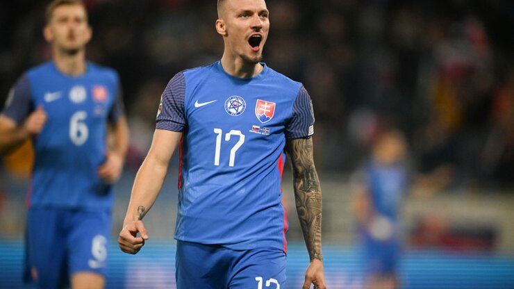 Slovakia soars past Iceland to keep hopes alive